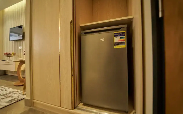 Gold's Pyramids Hotel