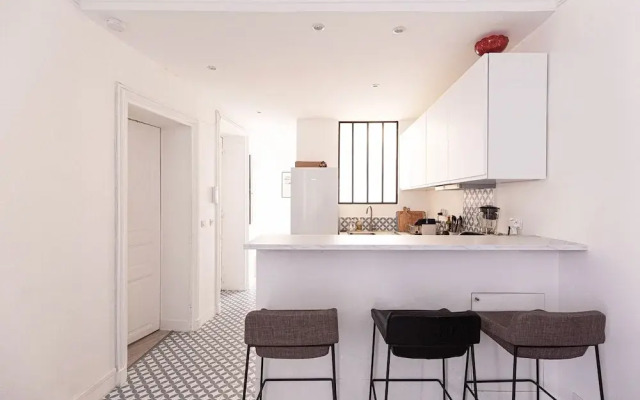 Bright Whites on Pereire Promenade