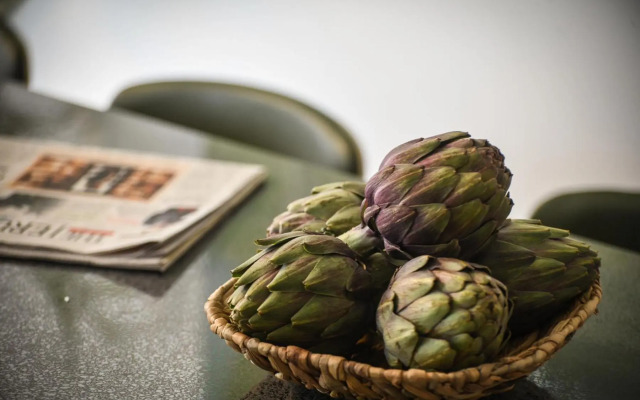 Stylish 2BR Apartment with Balcony and Urban View