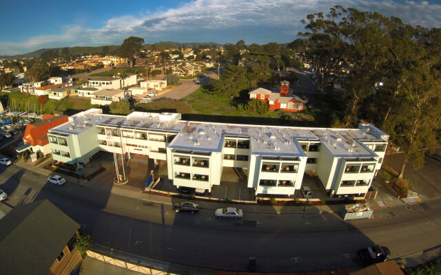 456 Embarcadero Inn & Suites