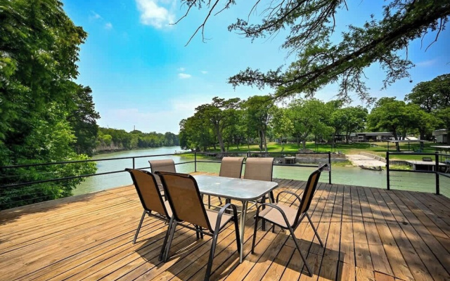 Luxury Lakefront Oasis With Boat Dock-firepit