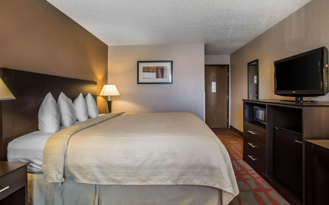 Quality Inn & Suites West Bend