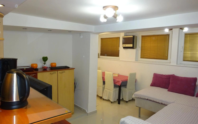 Jasmin White Apartment