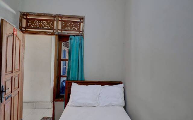 OYO Life 92838 Kost Ibu Surya