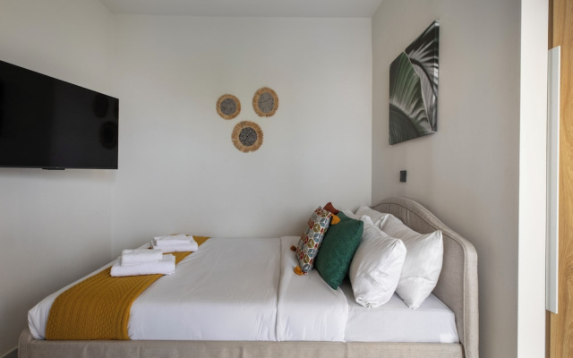 Oraya Chic Studio with Balcony in Athens