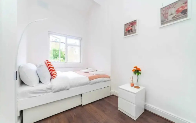 Radiant and Roomy 2BD Flat - Fulham!