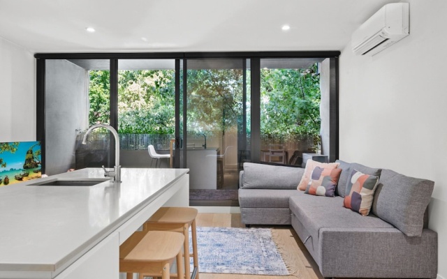 Stylish Apartment in Ikebana Complex – Guest Rooms – Melbourne