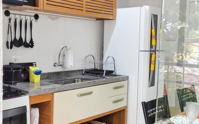 Apto Centro Ubatuba com Varanda Gourmet, Suíte e Piscina