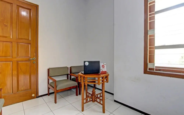 Spot On 91523 Kenari Guesthouse