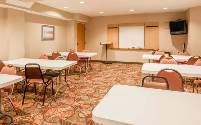 Magnuson Hotel Lincoln Airport