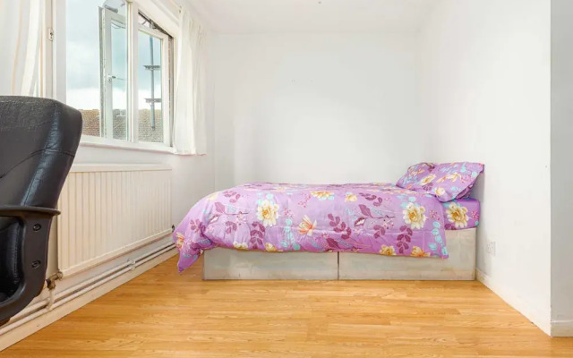 Regal Close Deluxe Single Guest Room 2