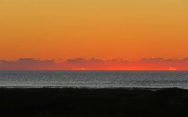 Pacific Sunrise Inn & Suites
