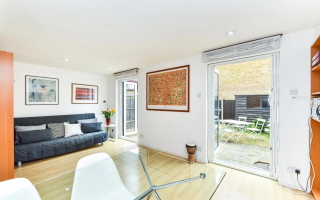 Modern 4 Bedroom Terraced House by the Thames!
