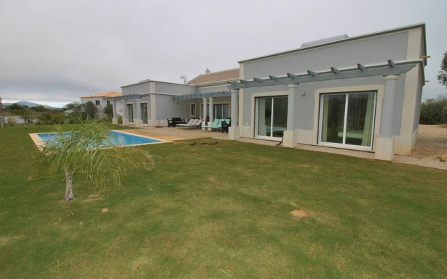 Semi-detached Villa With Pool In Rural Setting