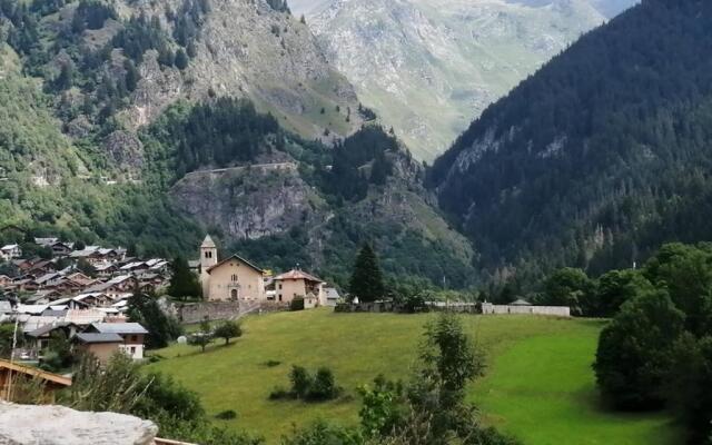 New 3 beds, terrace, superb views, pool & sauna