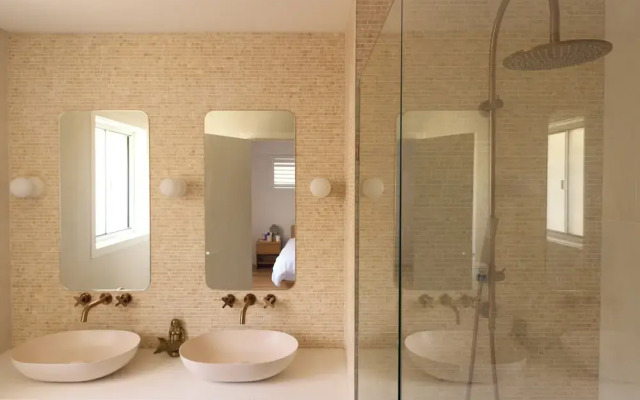 Tugun Retreat - 5BRM Home with Pool