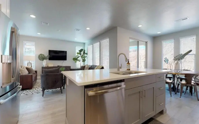 Desert Serenity 4 Bedroom Apts by RedAwning