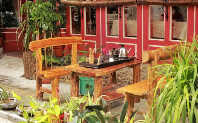 Many People Inn Shen Shan Road