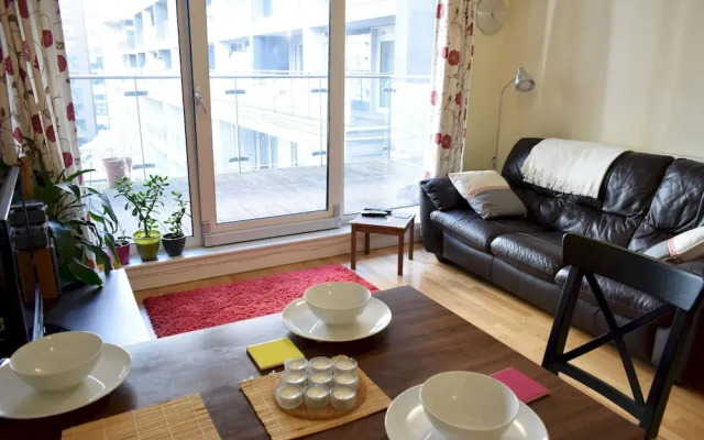 1 Bedroom Apartment in Canary Wharf With Balcony