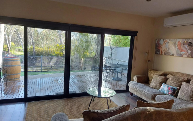 Adelphi Apartment 6 Riverview 2 BDRM or 6A King Studio Riverview both with balconies – Guest Rooms – Echuca