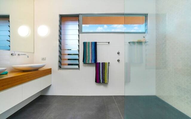 ZENLUX - 5BR Holiday Home with Pool