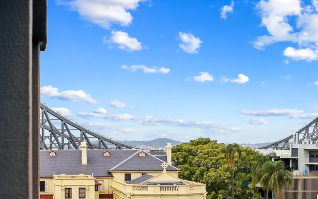 Bright 1-bed With Great Views & Amenities