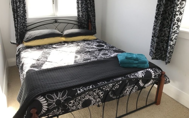 Villa on Grey Street – Guest Rooms – Hamilton