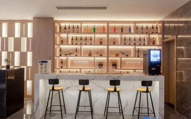 Yihai Hotel (Zhengzhou South China City Longhu Jinyi City Shopping Center Branch)