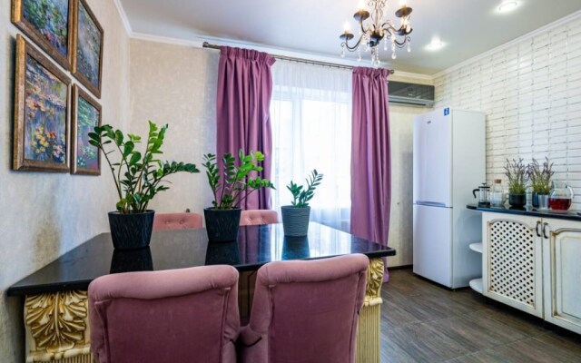 Dizaynerskiy Dom U Parka Galitskogo Guest House