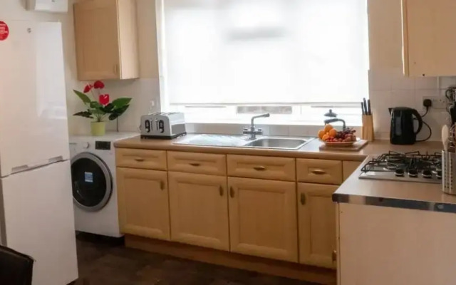 5 Bedroom Guesthouse in Quiet Cul-de-sac location.