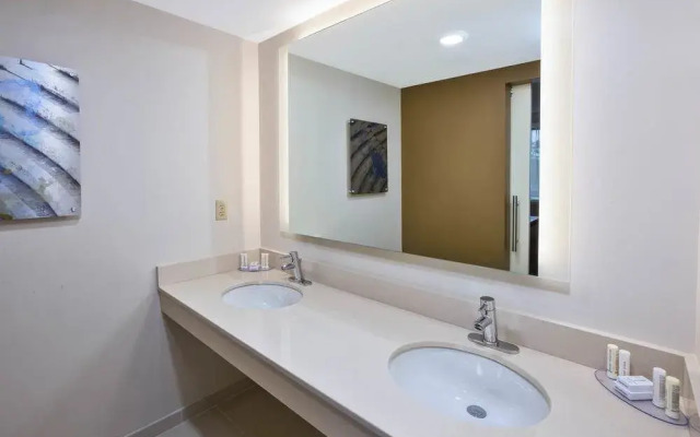 Holiday Inn Express Reston Herndon-Dulles Airport