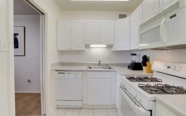 Airport Proximity- Apt in Crystal City