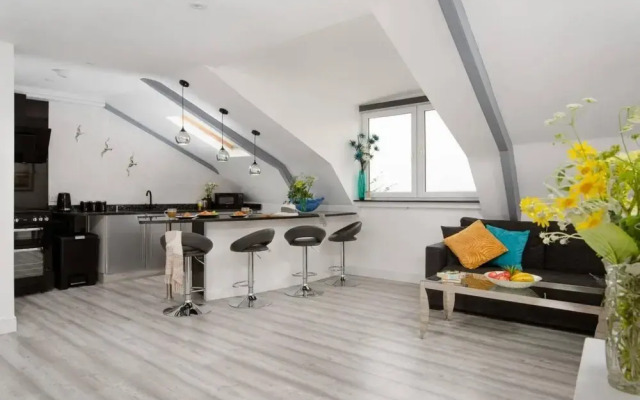 Sandybanks Loft - Penthouse Seaview Apartment on Promenade, Torquay