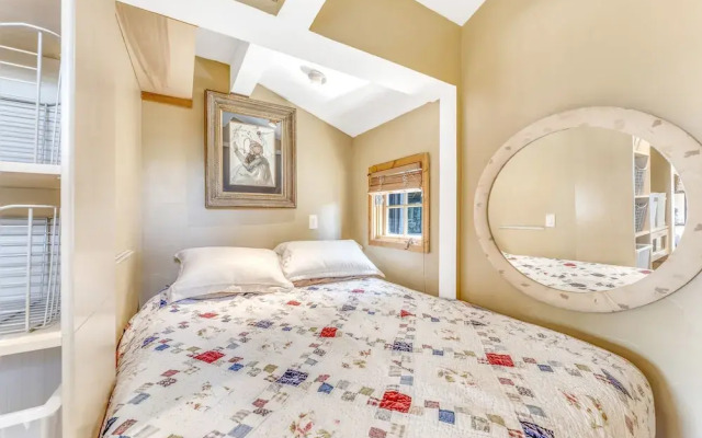 Quaint Carmel - Bungalow Close to Beach