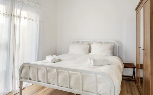 Bright & Sunny Apt in Trendy Location