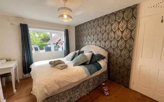 Housesleeps7-parking-garden-fireplace-beachnearby