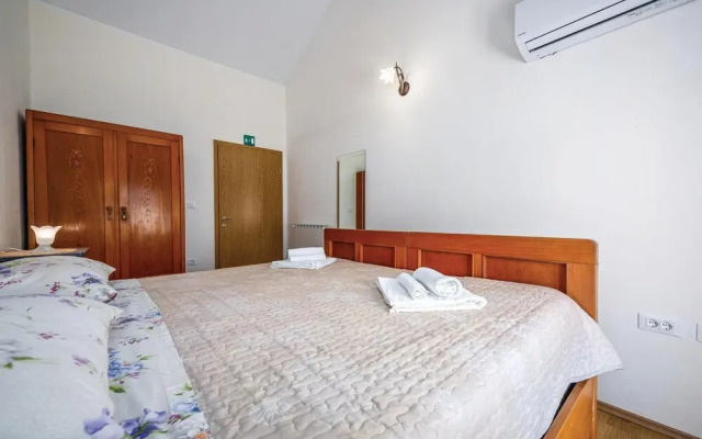 Nice Home in Nova Vas With 4 Bedrooms, Wifi and Outdoor Swimming Pool