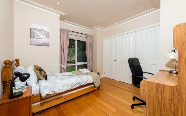 Lovely 5BR house walk to train and shops