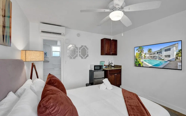 Waves on Desoto Lovely Studio 2