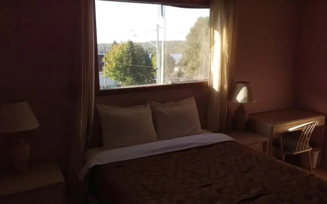 Bay Lake Inn (Frontiersman Motel)