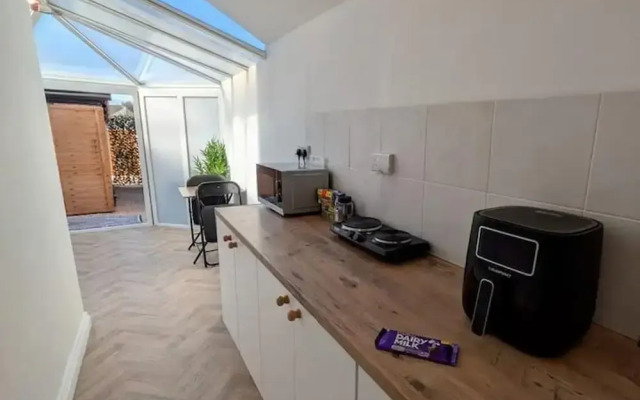 1-bed Retreat - Hot Tub, Private Garden & Bbq