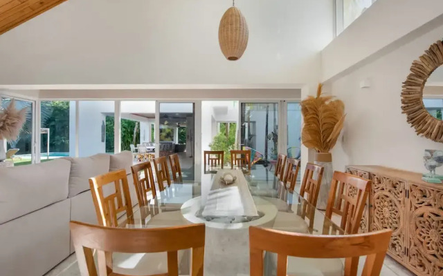 Modern Luxury 6 BR Tropical Retreat With Pool