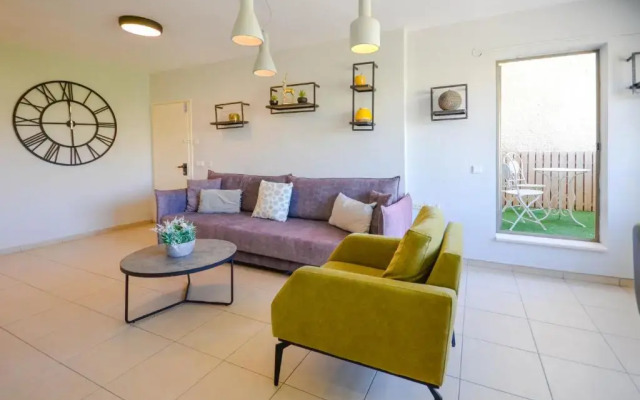 Stylish 2BR Apartment with Balcony - Yalarent