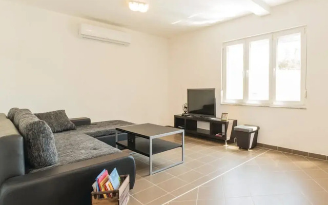 Spacious Villa in Maslenica with Swimming Pool