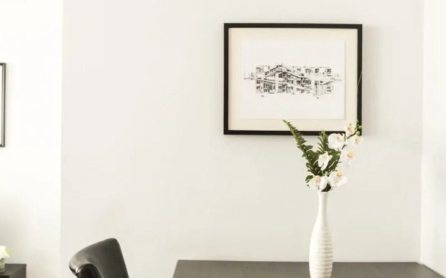 Premier Theater District Suites by Sonder