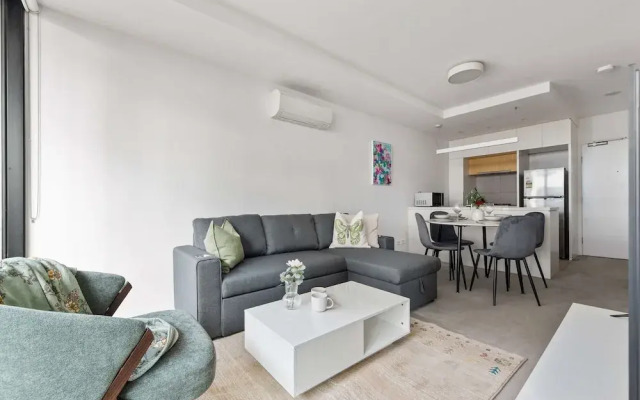 A Cozy 2BR Apt Next to The Yarra River