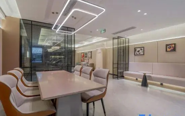 Homeinn Plus Hotel (Xujiahui Shanghai Stadium Subway Station)