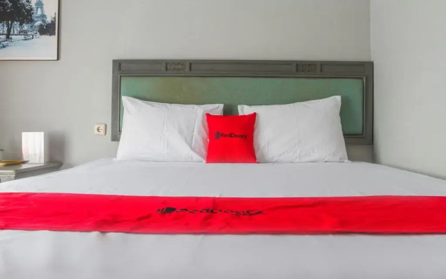 RedDoorz Plus @ Otista Garut