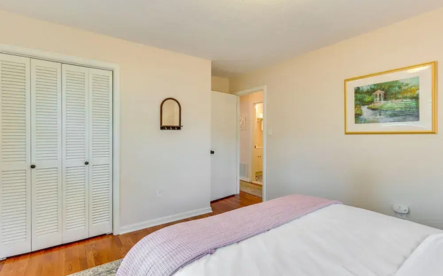 Pet-friendly Berryville Home: Walk to Main Street!