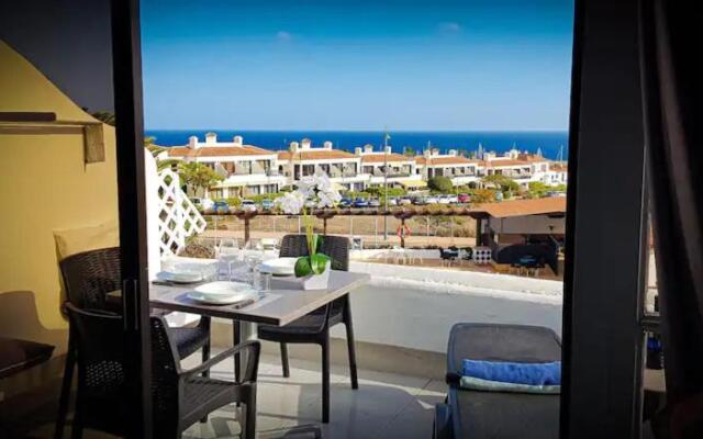 Lovely apartment with pool and sea views 770